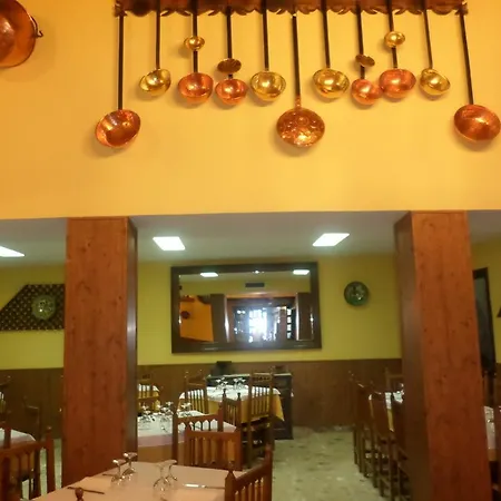 מלון Restaurante Lujuan 2*